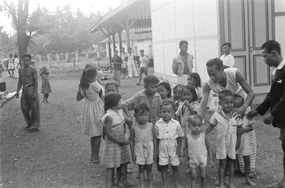 Straatbeeld. Indonesiërs (kinderen, vrouwen en jonge mannen) houden zich op tu…, Bestanddeelnr 73-3-2