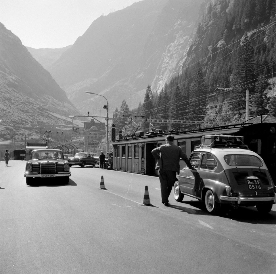 Straatbeeld bij het station Göschenen in het Zwitserse kanton Uri Gefotografeer, Bestanddeelnr 254-4756