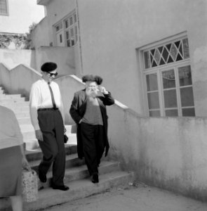 Straat met trappen te Safad (Safed) Twee mannen met hoofddeksels in gesprek die, Bestanddeelnr 255-4033