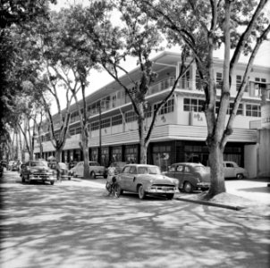 Straat met winkelpand in Paramaribo. Op de tussenverdieping het opschrift Hola. , Bestanddeelnr 252-4948