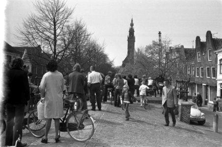 Straatbeeld Edam met Speeltoren op achtergrond, Bestanddeelnr 925-5746