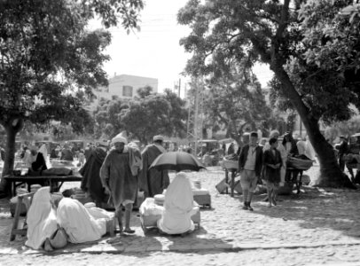 Straatbeeld en broodverkoop op de markt in Tanger, Bestanddeelnr 191-0186