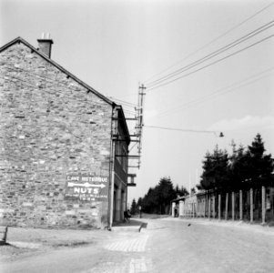 Straatbeeld, op de hoekwoning een verwijzing naar de barak Cave Historique NU…, Bestanddeelnr 254-3372