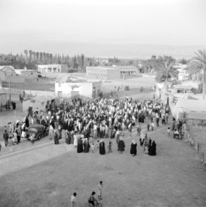 Straatbeeld in Jericho met een stoet mensen van boven gezien. Voornamelijk manne, Bestanddeelnr 255-5635