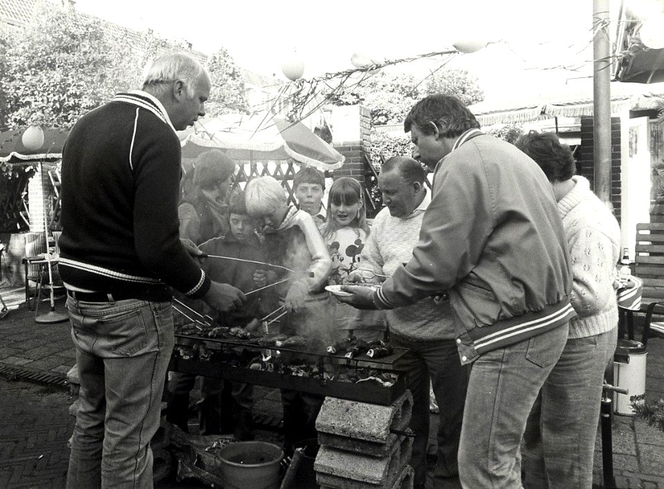 Straatbarbecue in de Ternatestraat, ziende naar het noordoosten nabij de Zaanenstraat. Geschonken in 1986 door United Photos de Boer bv. Identificatienummer 54-022931