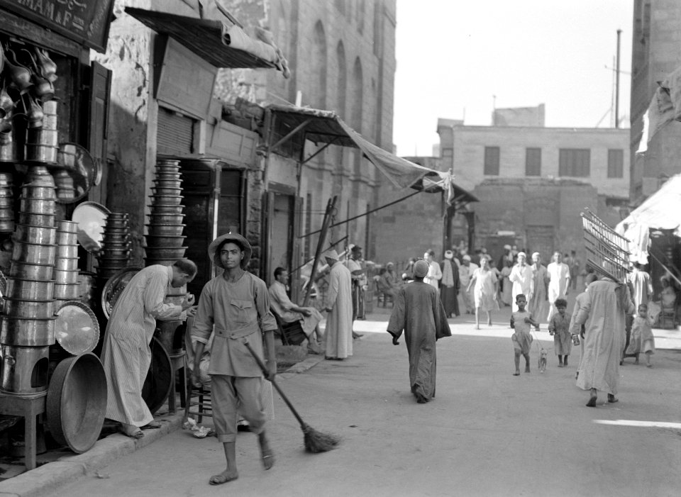 Straatbeeld in de soek van Caïro met straatveger, Bestanddeelnr 191-0063