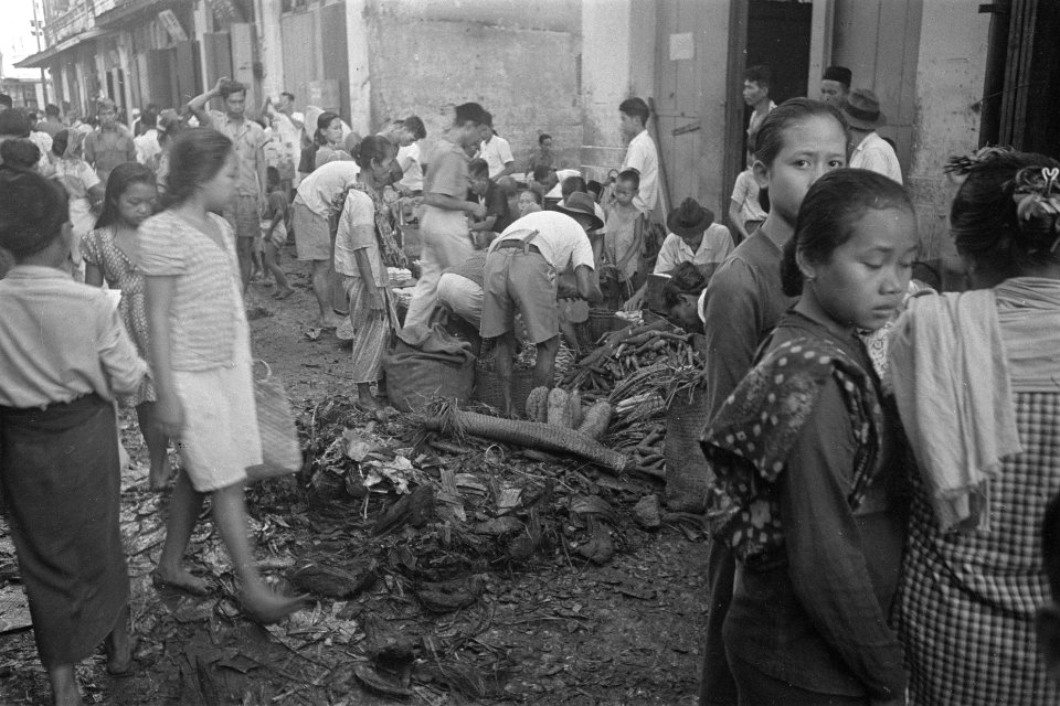 Straat verkoper van groenten in een winkelstraat in Palembang, Bestanddeelnr 125-4-2