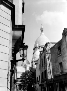 Straatbeeld in Montmartre met op achtergrond de basiliek Sacré Coeur, Bestanddeelnr 252-0148
