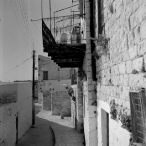 Straatbeeld in de kunstenaarskolonie bij Safad (Safed) met een huis met een smee, Bestanddeelnr 255-3987 photo