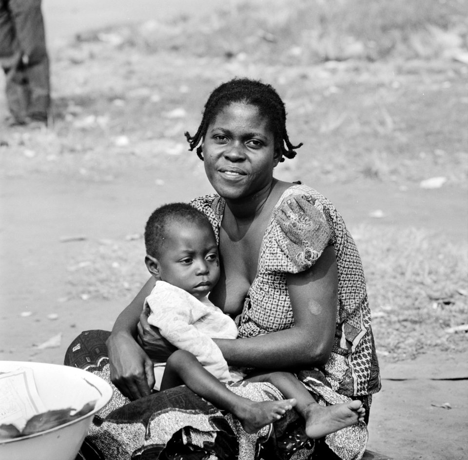 Straatbeeld in Kinshasa moeder en kind, Bestanddeelnr 926-7690