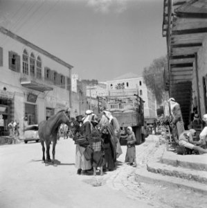 Straatbeeld in Nazareth met arabieren, een vrachtwagen en een muilezel, Bestanddeelnr 255-1031