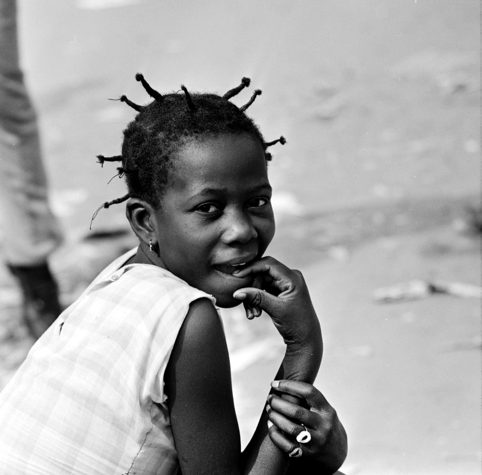 Straatbeeld in Kinshasa Congolees meisje, Bestanddeelnr 926-7689