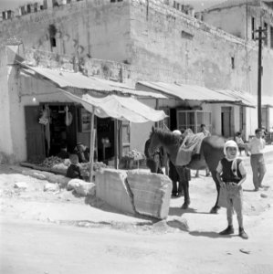 Straatbeeld in Nazareth met arabieren, een muilezel en een groente- en fruithand, Bestanddeelnr 255-1043