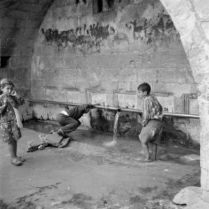 Straatbeeld in Nazareth met enkele kinderen bij een bron, Bestanddeelnr 255-1052