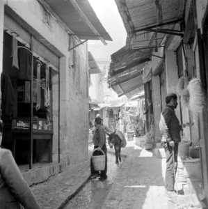 Straatbeeld in Nazareth met arabieren en winkels en een beladen ezel, Bestanddeelnr 255-1045
