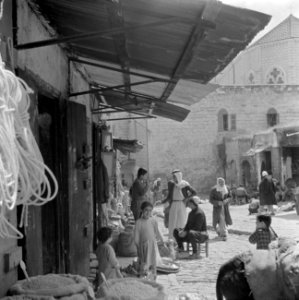 Straatbeeld in Nazareth met arabieren en winkels en een kerkgebouw, Bestanddeelnr 255-1041