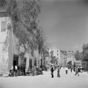 Straatbeeld in Nazareth met arabieren, een vrachtwagen en winkels, Bestanddeelnr 255-1048
