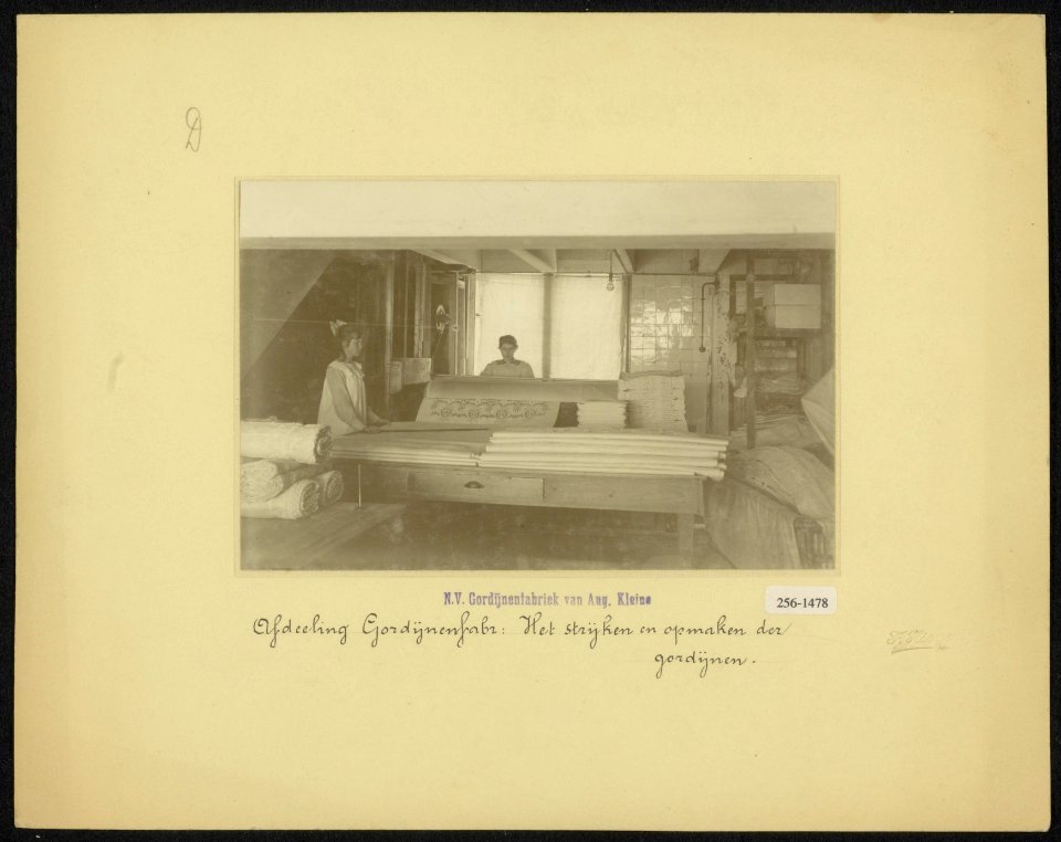 Strijken en opmaken van de gordijnen, Bestanddeelnr 256-1478