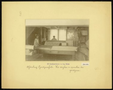 Strijken en opmaken van de gordijnen, Bestanddeelnr 256-1478