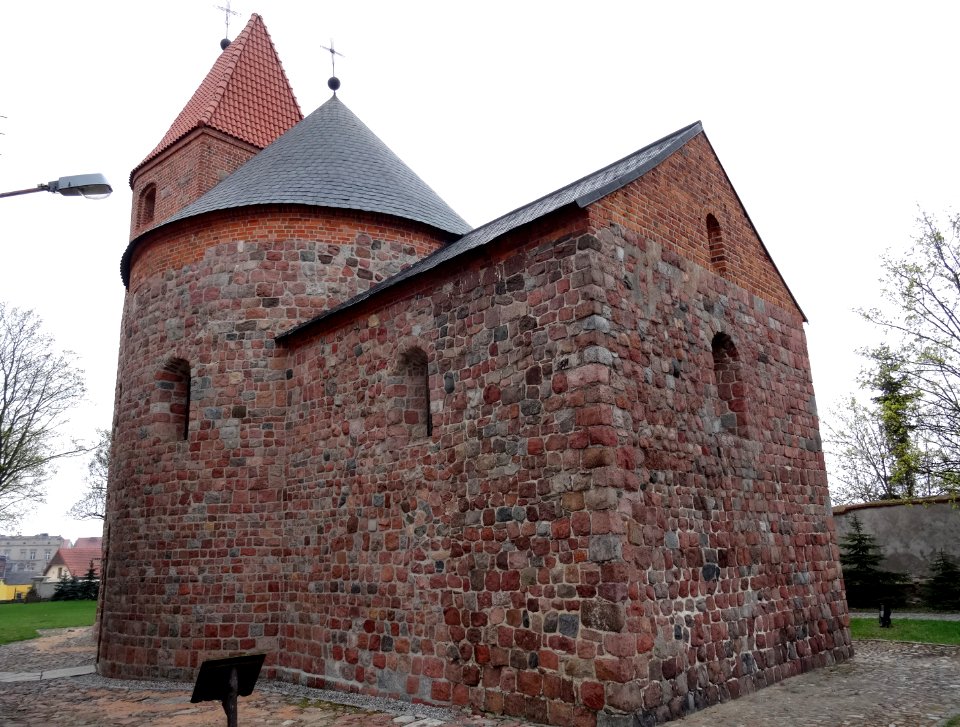 Strzelno rotunda sw Prokopa 5 4-2016