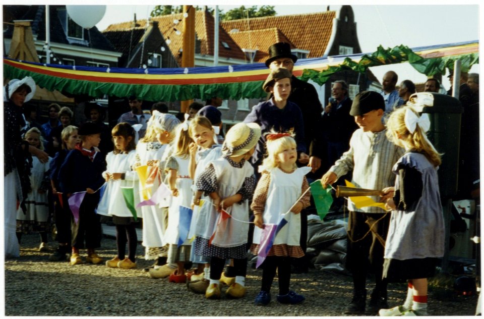 Straat toneelspel door leerlingen van de Spaarneschool ter gelegenheid van het 125-jarig bestaan van de school aan de Pol. NL-HlmNHA 54036061