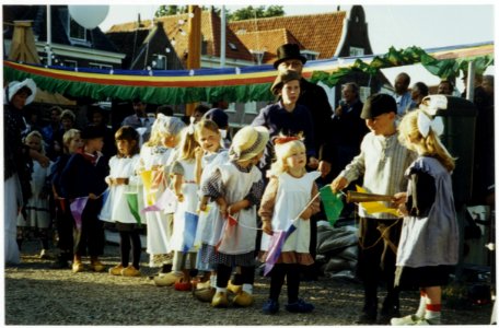 Straat toneelspel door leerlingen van de Spaarneschool ter gelegenheid van het 125-jarig bestaan van de school aan de Pol. NL-HlmNHA 54036061