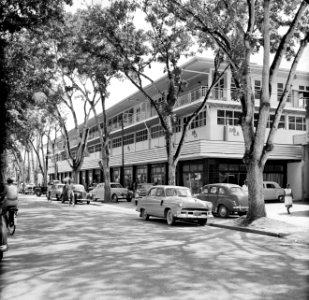 Straat met winkelpand in Paramaribo. Op de tussenverdieping het opschrift Hola. , Bestanddeelnr 252-4947