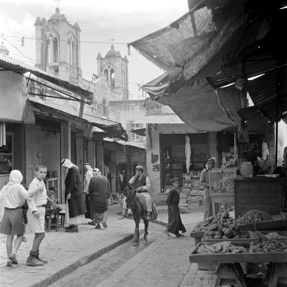 Straatbeeld in Nazareth met kerk, winkels, en een jongen op een ezel, Bestanddeelnr 255-1047