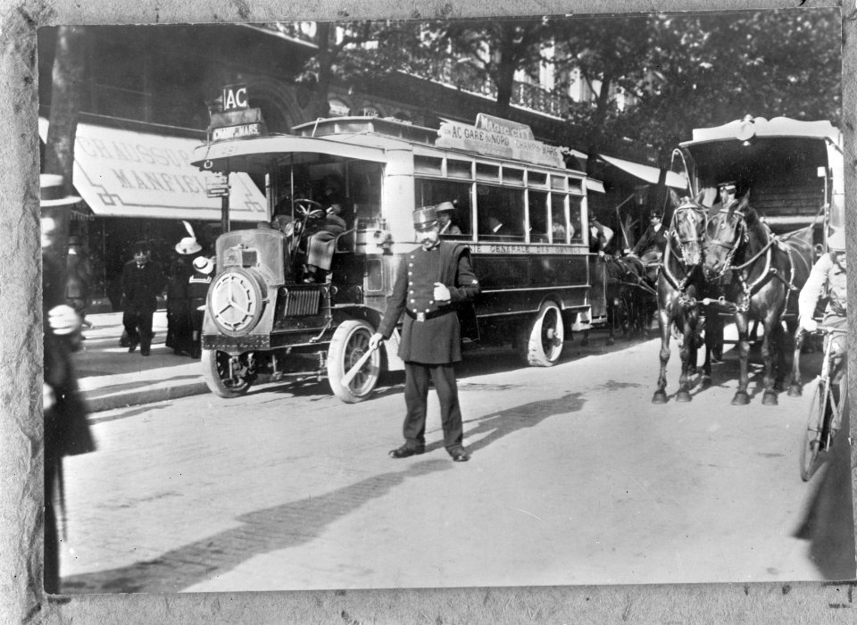 Straatbeelden, agenten, paarden, wagens, Bestanddeelnr 252-9274