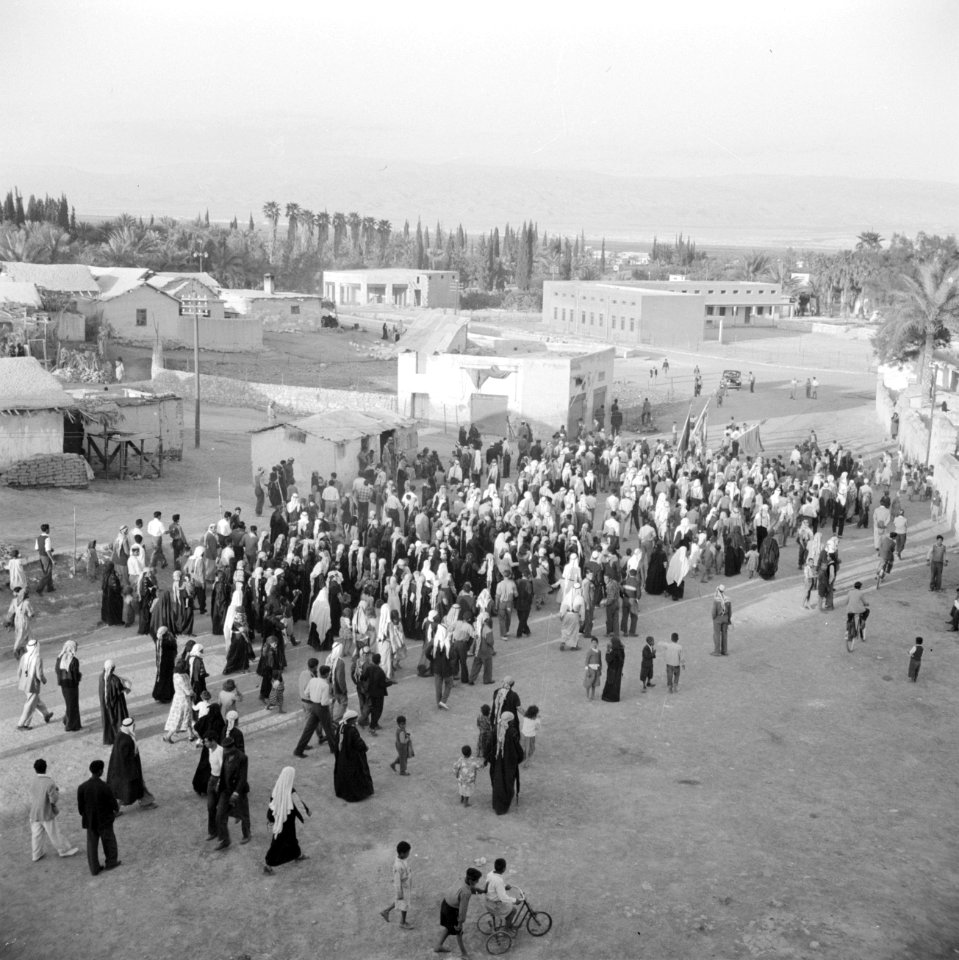 Straatbeeld in Jericho met een stoet mensen van boven gezien. Voornamelijk manne, Bestanddeelnr 255-5634
