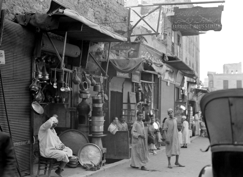 Straatbeeld in de soek van Caïro met verkoper van koperwerk, Bestanddeelnr 191-0062