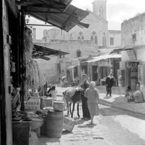 Straatbeeld in Nazareth met arabisch publiek, winkels en een kerk, Bestanddeelnr 255-1044