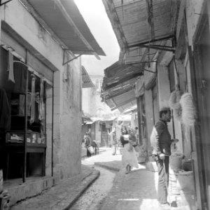 Straatbeeld in Nazareth met arabieren en winkels, Bestanddeelnr 255-1050