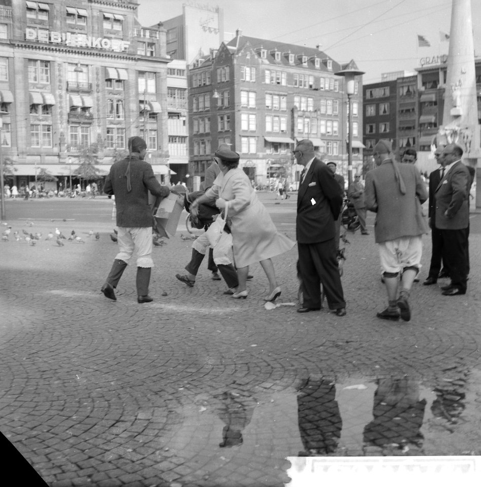 Studentenontgroening op de Dam. Boze eigenares slaat student, Bestanddeelnr 912-9468