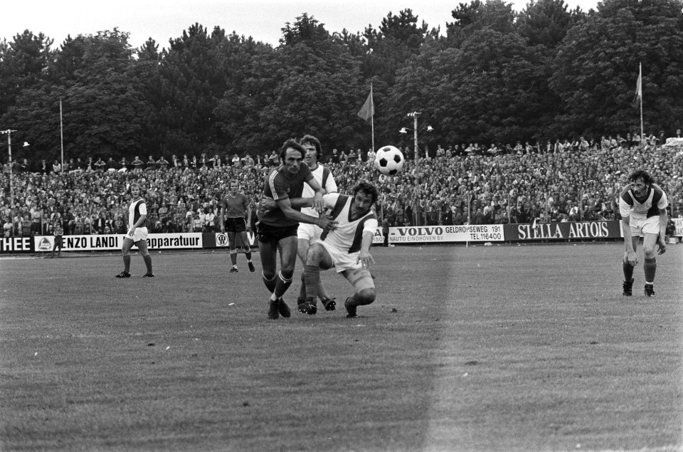 Strik in duel met de Eindhovenverdedigers, Bestanddeelnr 928-1195