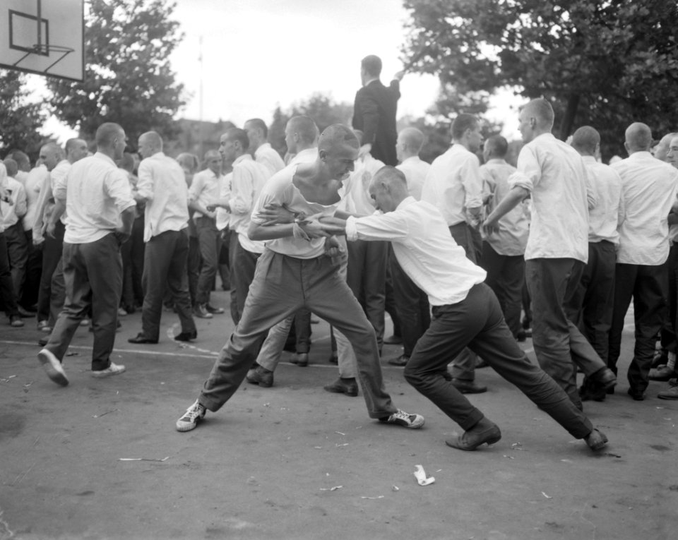 Strijd om het Vat Bier op Museumplein, met bebloede koppels eindigde de strijd, Bestanddeelnr 914-3304