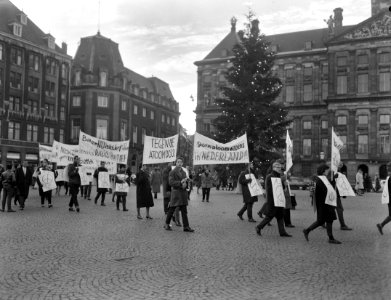 Studentendemonstratie tegen A-bom in Amsterdam De stoet op de Dam, Bestanddeelnr 913-2975
