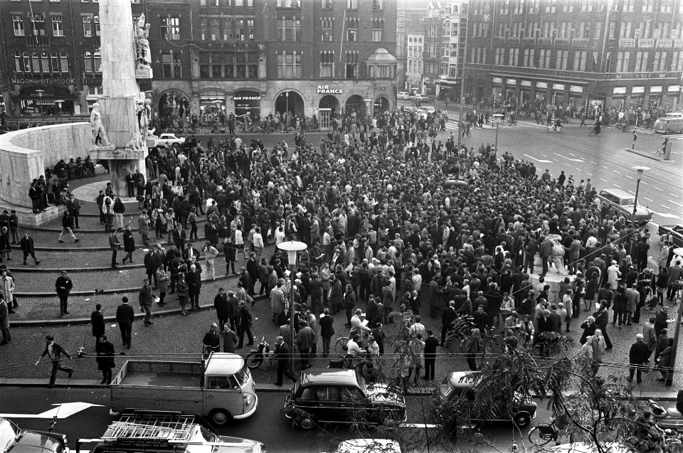 Studenten-demonstraties in Amsterdam enkele studenten bezetten Nationaal Monumen, Bestanddeelnr 921-7923