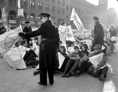 Studentendemonstratie tegen A-bom in Amsterdam Politie verwijdert de sit-down-d, Bestanddeelnr 913-2976