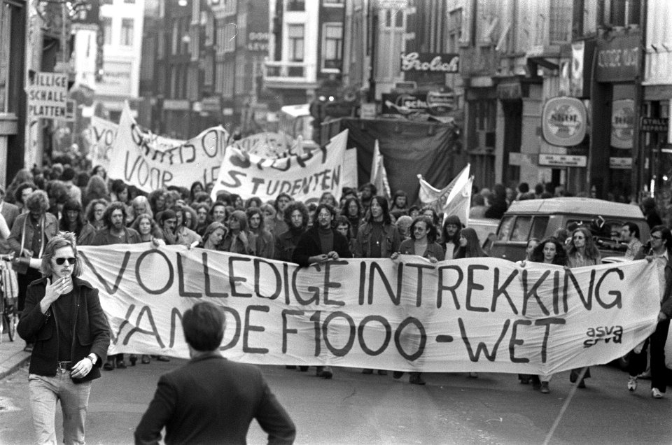 Studentendemonstratie tegen duizend gulden wet, optocht door Amsterdam, Bestanddeelnr 926-7087