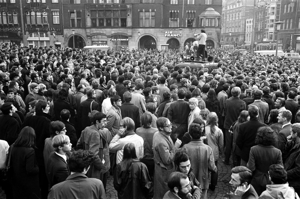 Studenten-demonstraties in Amsterdam enkele studenten bezetten Nationaal Monumen, Bestanddeelnr 921-7922