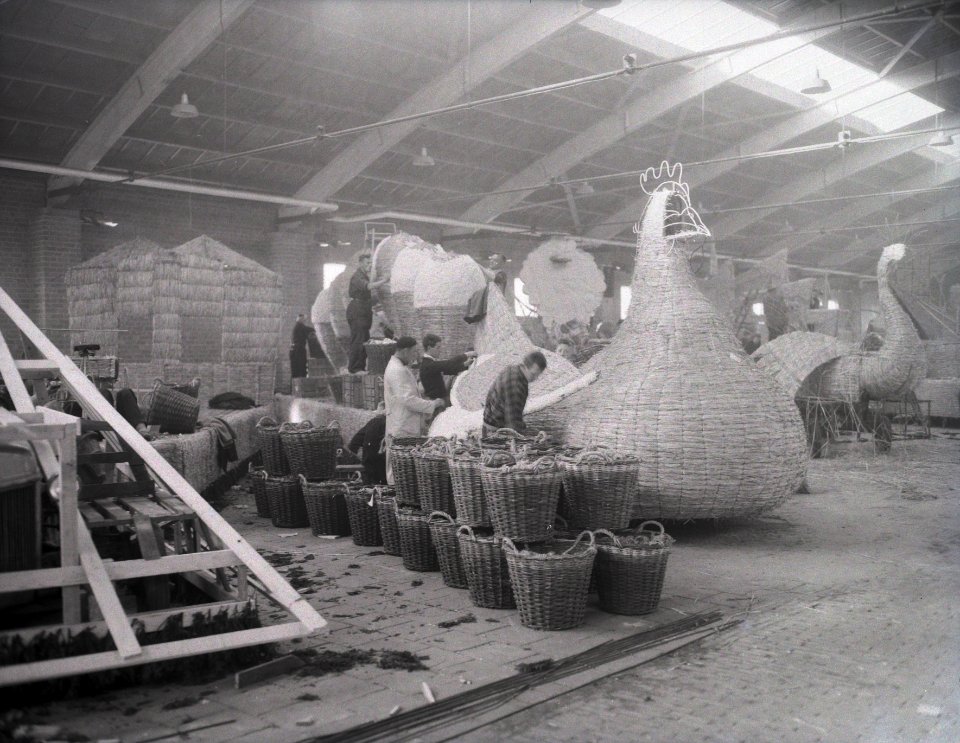 Stropoppen ter voorbereiding bloemencorso in Lisse, Bestanddeelnr 908-4936
