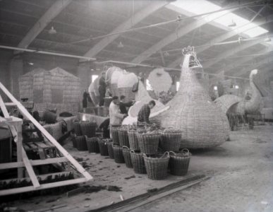Stropoppen ter voorbereiding bloemencorso in Lisse, Bestanddeelnr 908-4936
