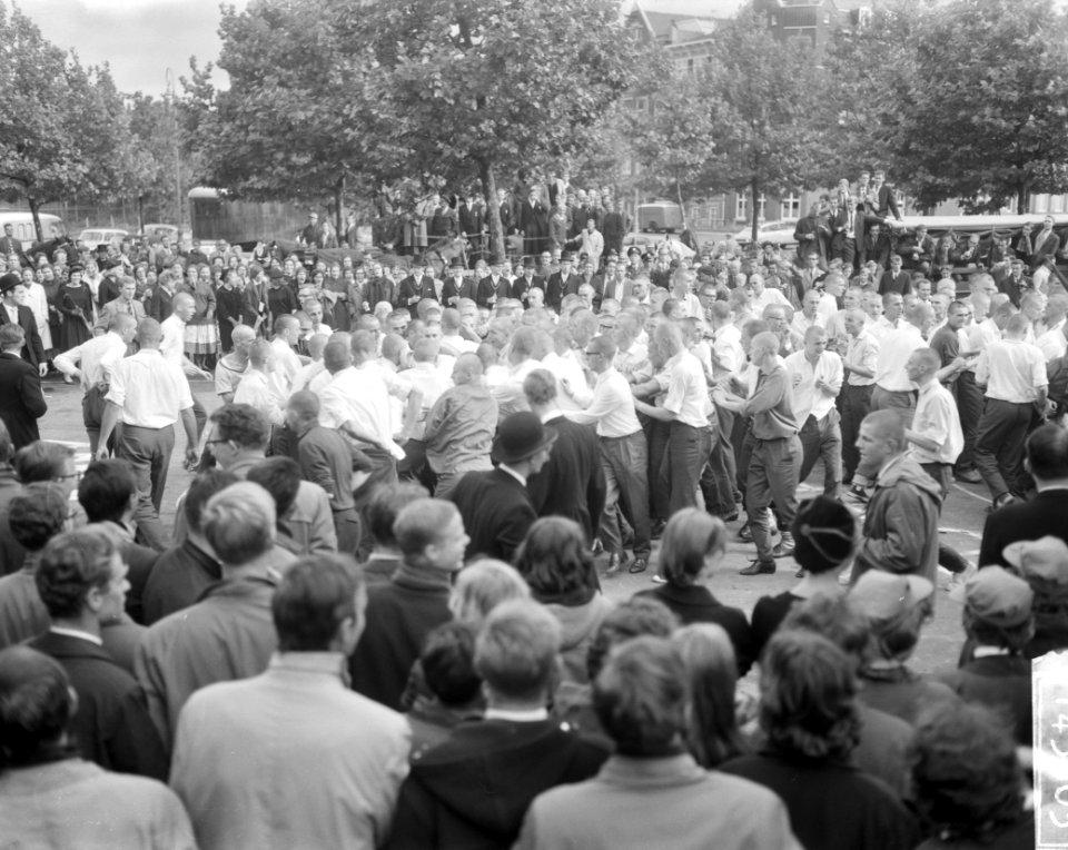 Strijd om het Vat Bier op Museumplein, de Groene van de Vrije Universiteit en va, Bestanddeelnr 914-3303