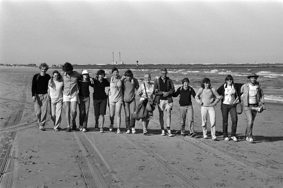Strandzesdaagse in Hoek van Holland gestart deelnemers op het strand, Bestanddeelnr 931-6058