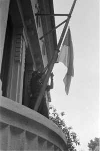 Strijken van de Indonesische vlag van het telefoonkantoor, Bestanddeelnr 117-4-2