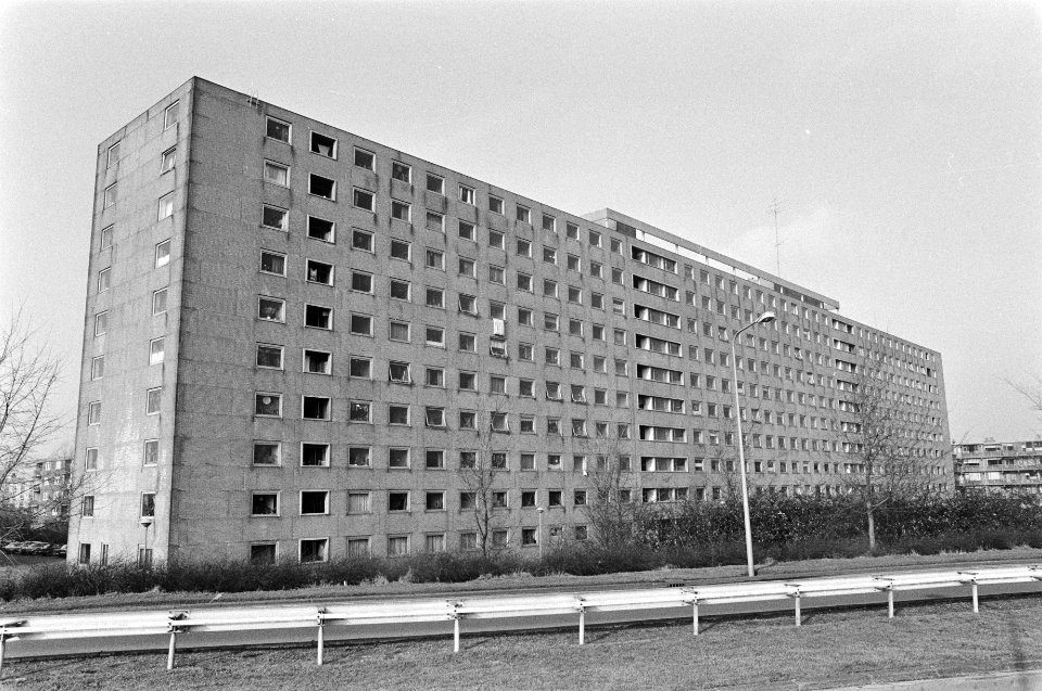 Studentenflat Zilverberg in Amsterdam-Noord vertoont grote gebreken en moet mi, Bestanddeelnr 931-9735