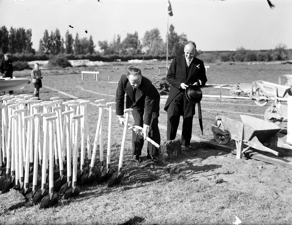 Studentenbarakken in Delft. Eerste spade door Minister Rutten, Bestanddeelnr 903-3743