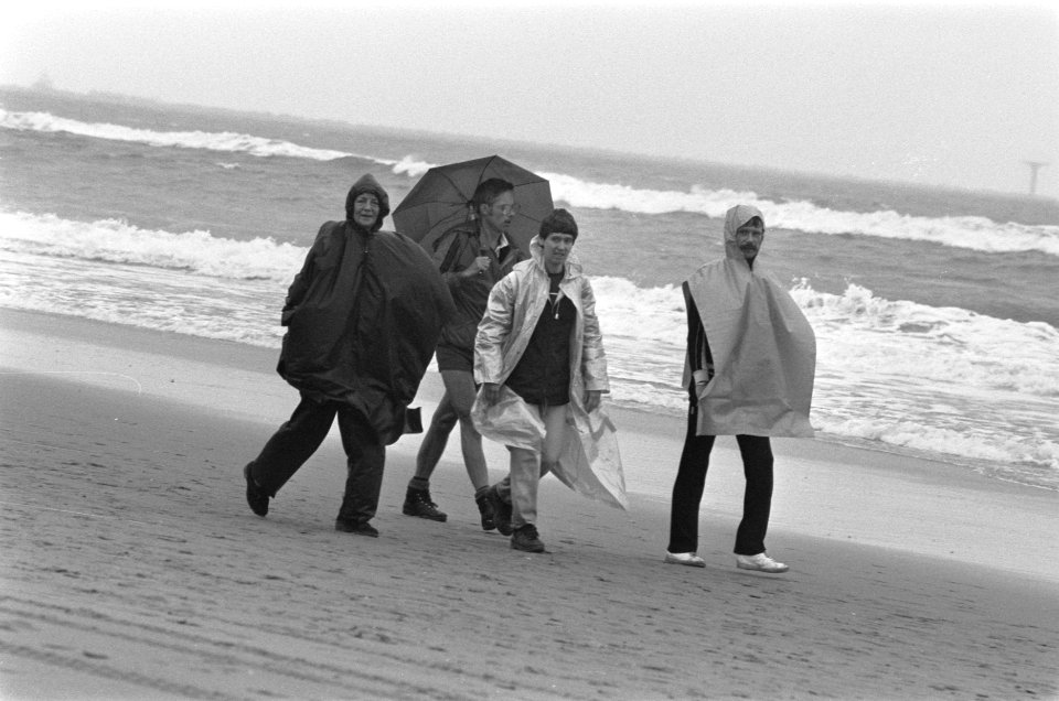Strandzesdaagse, start in Hoek van Holland wandelaars regen en wind, Bestanddeelnr 933-3816