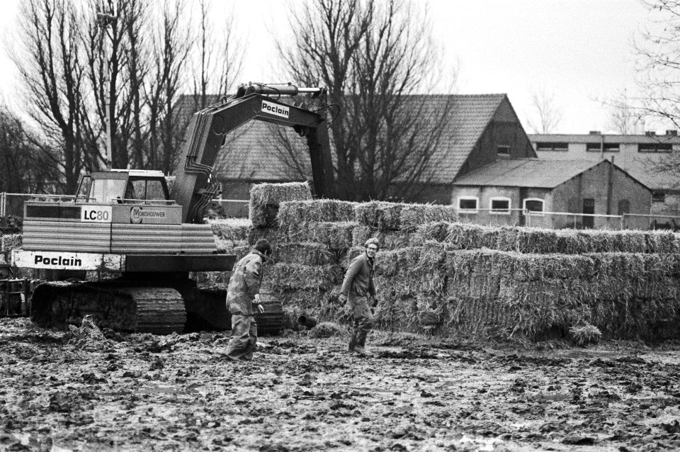 Strobalen markeren de plaats van de bom, Bestanddeelnr 932-4906